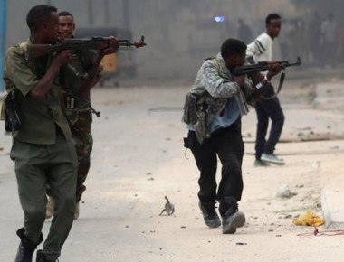 Τρομοκρατική επίθεση σε εστιατόριο στη Σομαλία με 17 νεκρούς -Άγνωστος ακόμα ο αριθμός των ομήρων